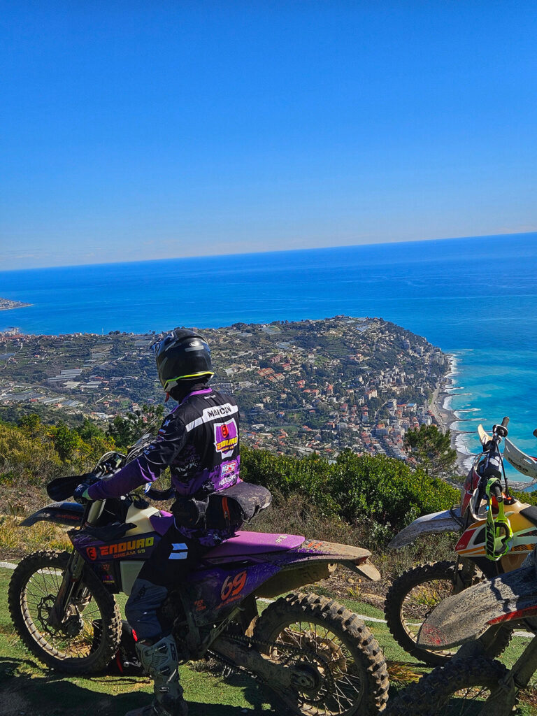 Wyjazdy enduro we Włoszech – motocyklowa trasa z widokiem na wybrzeże Ligurii