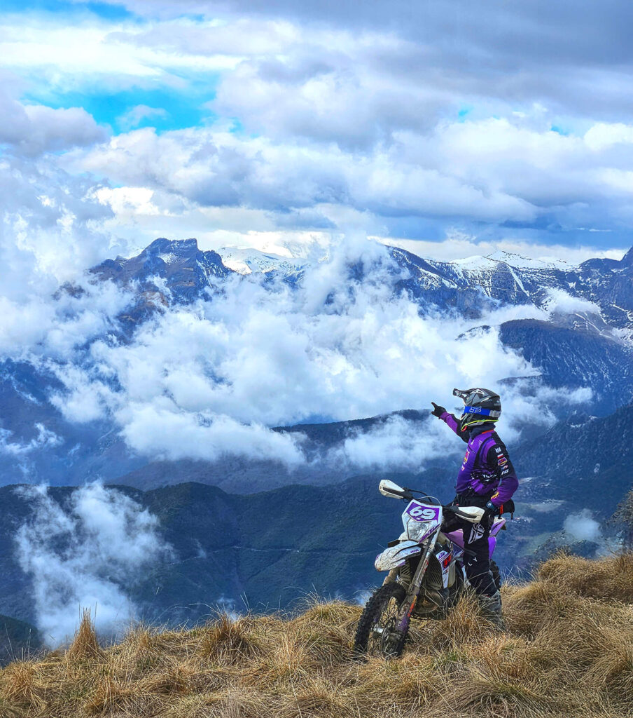 Wycieczka enduro we Włoszech po alpejskich trasach z widokiem na panoramę Alp