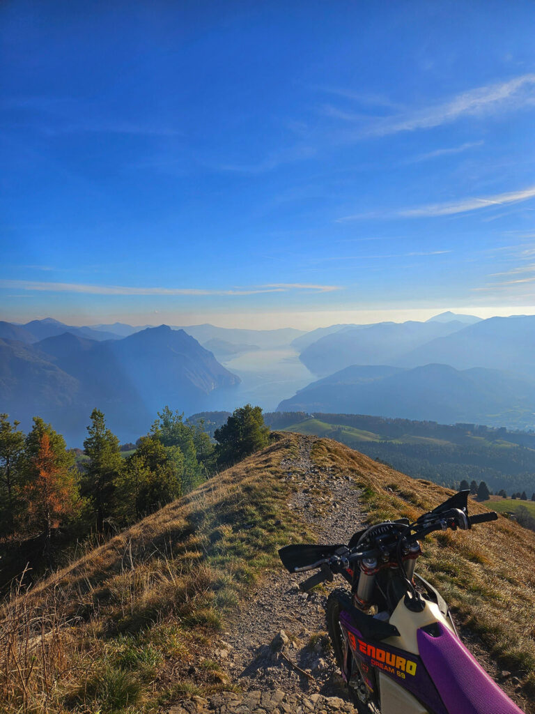 Motocykl enduro na górskim szlaku podczas wycieczki motocyklowej we Włoszech