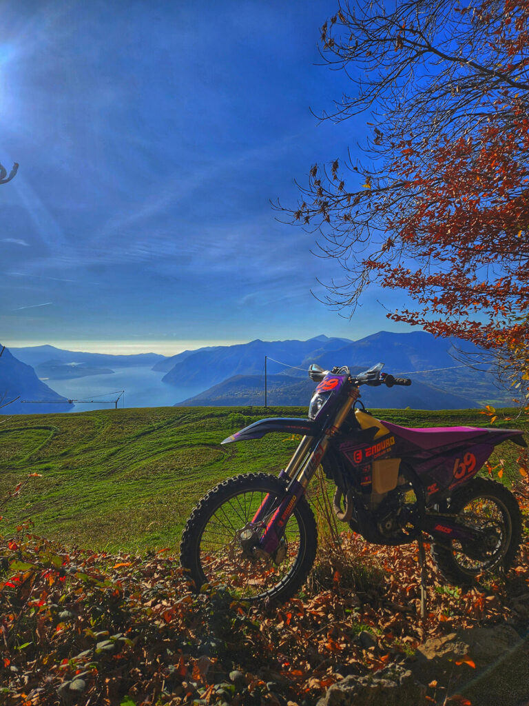 Motocykl enduro na punkcie widokowym podczas wyjazdu motocyklowego we Włoszech