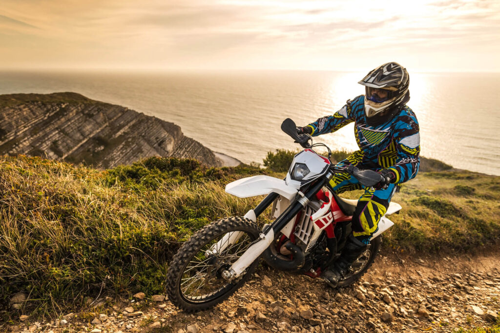 Motocyklista jadący pod górę podczas wycieczki enduro