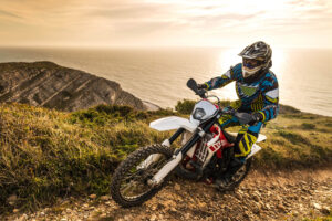 Motocyklista jadący pod górę podczas wycieczki enduro